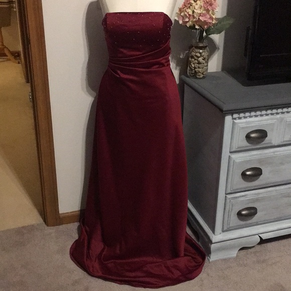 Dresses & Skirts - 🛍10/$25!!🛍 
Burgundy Prom dress